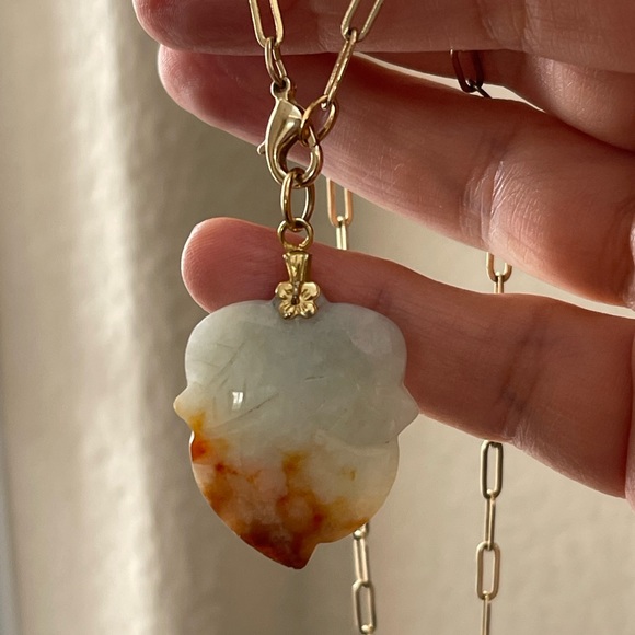 Natural untreated jadeite jade carved leaf pendant & gold tone paperclip chain - Picture 7 of 14
